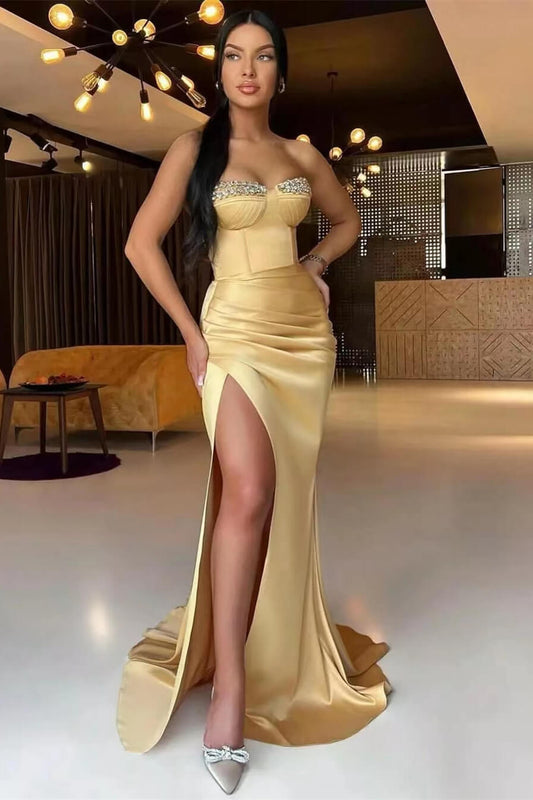 Langes, trägerloses Meerjungfrau-Ballkleid aus Satin mit Perlen und Schlitz