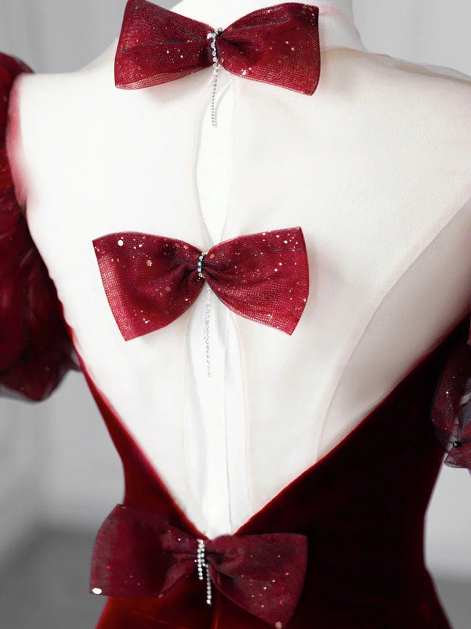 Abito da sera elegante color bordeaux con maniche a sbuffo in velluto e fiocco, modello Y7674