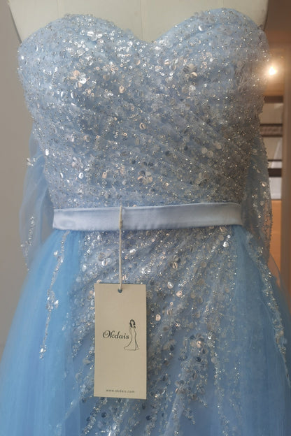 Vestido de fiesta de tul azul cielo con hombros descubiertos y abertura frontal con adornos de lentejuelas