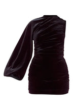 Vestido mini ajustado de terciopelo con un hombro fruncido y detalle elástico para fiesta