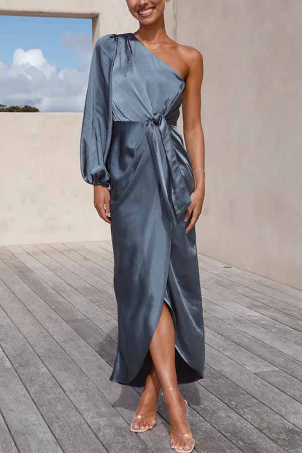 Endaring Romance – Maxikleid aus Satin mit One-Shoulder-Träger und Schlitz vorne zum Binden 