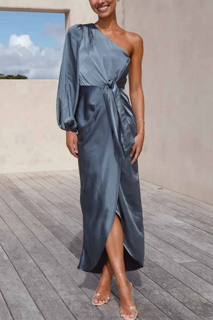 Endaring Romance – Maxikleid aus Satin mit One-Shoulder-Träger und Schlitz vorne zum Binden 