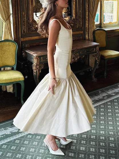 Anmutiges Midikleid mit quadratischem Ausschnitt, breiten Trägern und tiefer Taille 