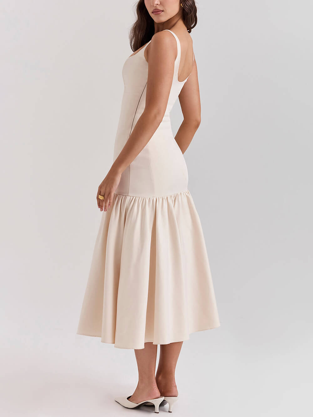 Anmutiges Midikleid mit quadratischem Ausschnitt, breiten Trägern und tiefer Taille 