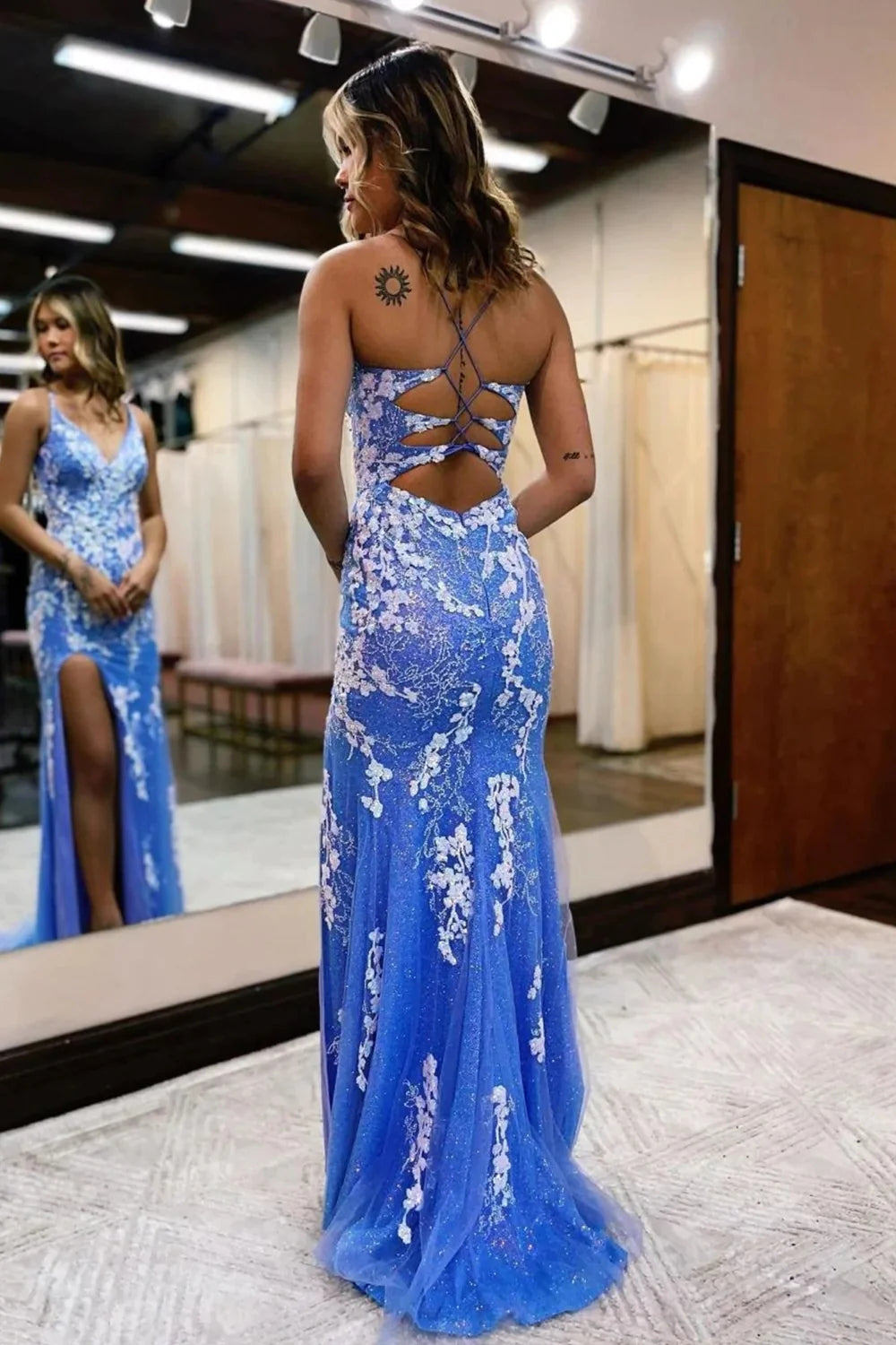 Ainhoa | Abito lungo da sera con pizzo a sirena blu scintillante e spacco