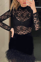 Vestido mini con ribete de plumas y retazos de terciopelo y encaje que vale la pena apreciar 