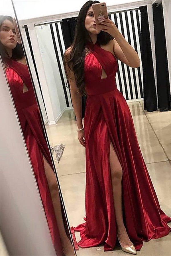 Abito da sera color rosso vino con scollo all'americana, taglio a sirena, spacco e balze