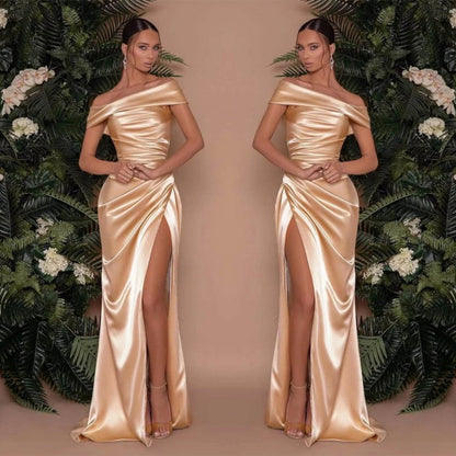 Vestido de fiesta charmeuse con hombros descubiertos y volantes tipo sirena