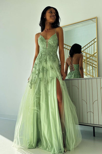 Salbeigrünes A-Linien-Ballkleid aus Tüll mit V-Ausschnitt und Applikationen
