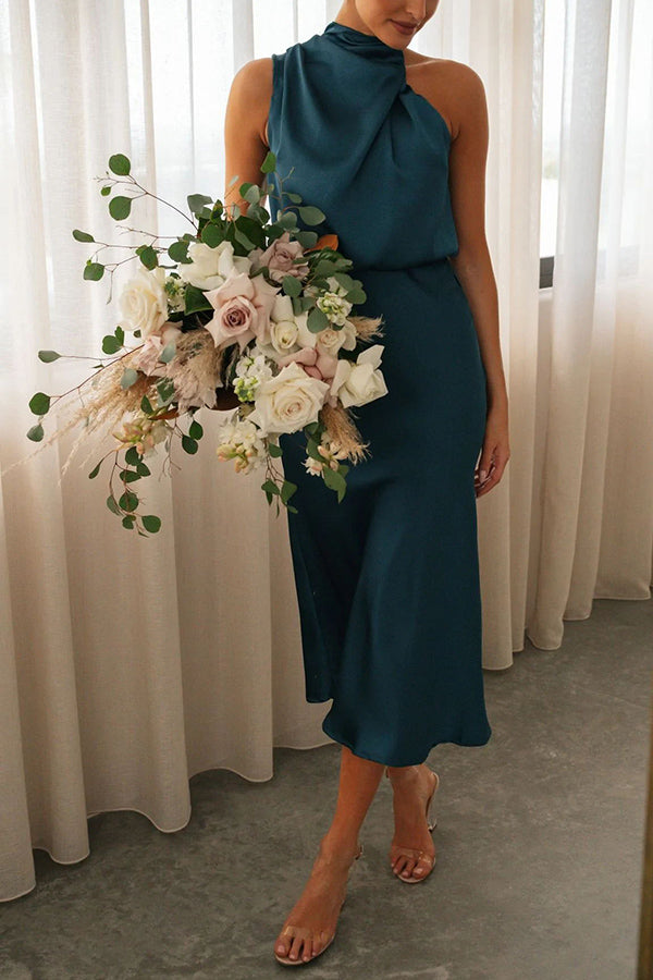 Vestido largo de satén con cintura elástica y cuello alto Perfectly Yours 