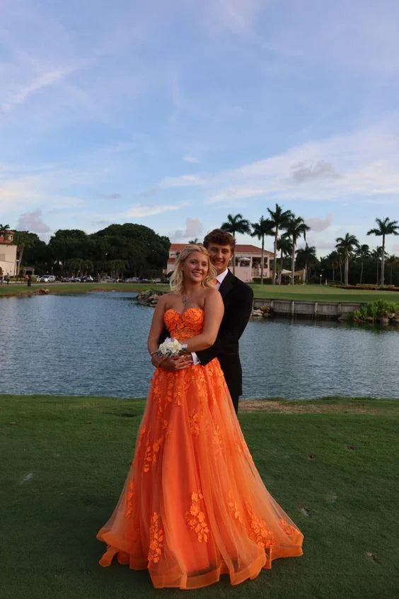 Abito da sera arancione con applicazioni di pizzo, scollatura a cuore illusion, senza spalline, in tulle, linea ad A, con strascico, per festa di laurea Y4167