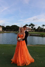 Abito da sera arancione con applicazioni di pizzo, scollatura a cuore illusion, senza spalline, in tulle, linea ad A, con strascico, per festa di laurea Y4167