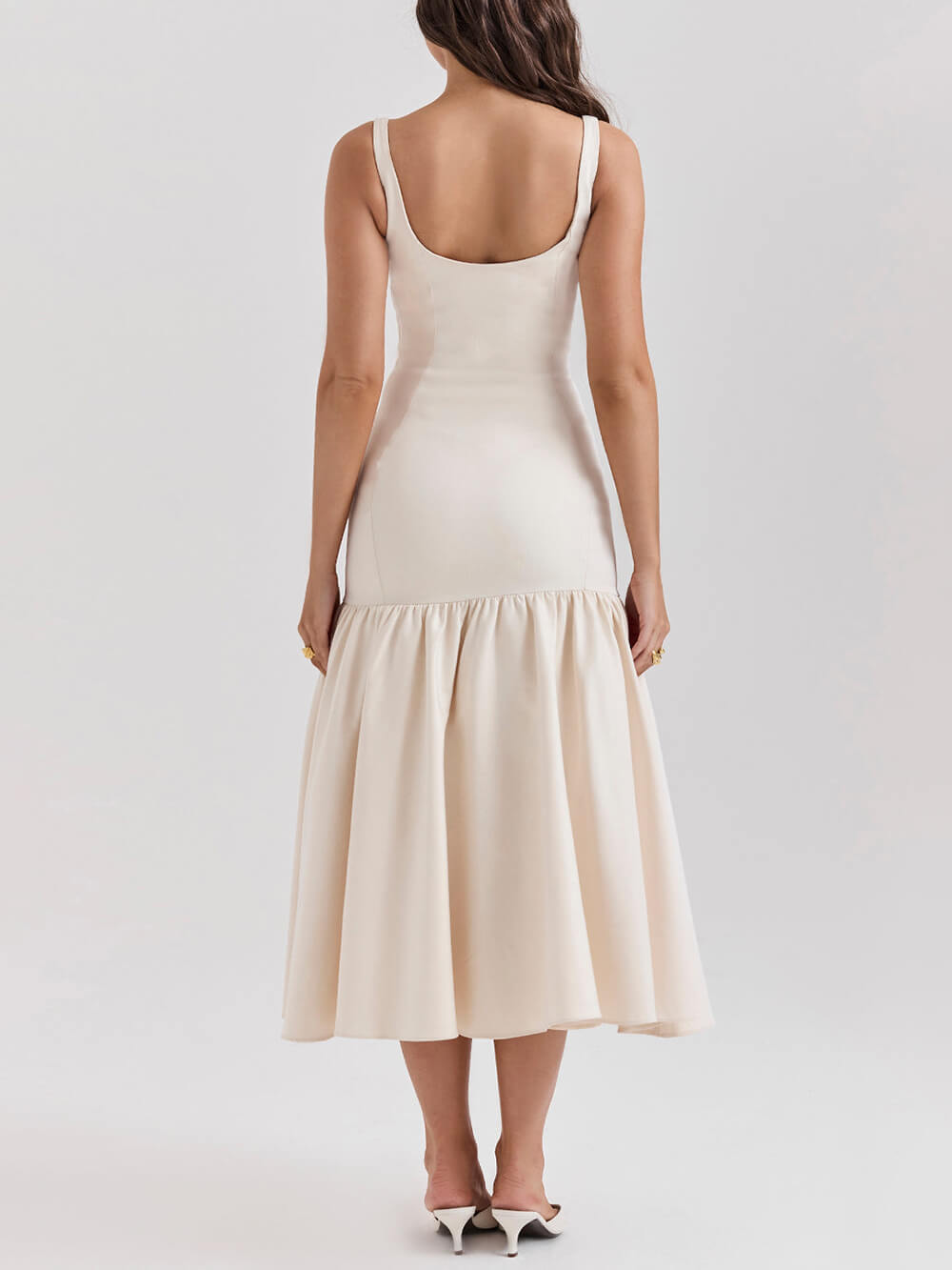 Anmutiges Midikleid mit quadratischem Ausschnitt, breiten Trägern und tiefer Taille 