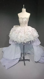 Vestido com botão de flor adornado com cristais e penas véu estrelado