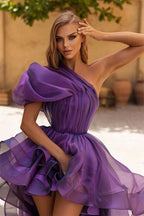 Abito da sera viola con una spalla sola, a balze asimmetriche in tulle, linea a trapezio