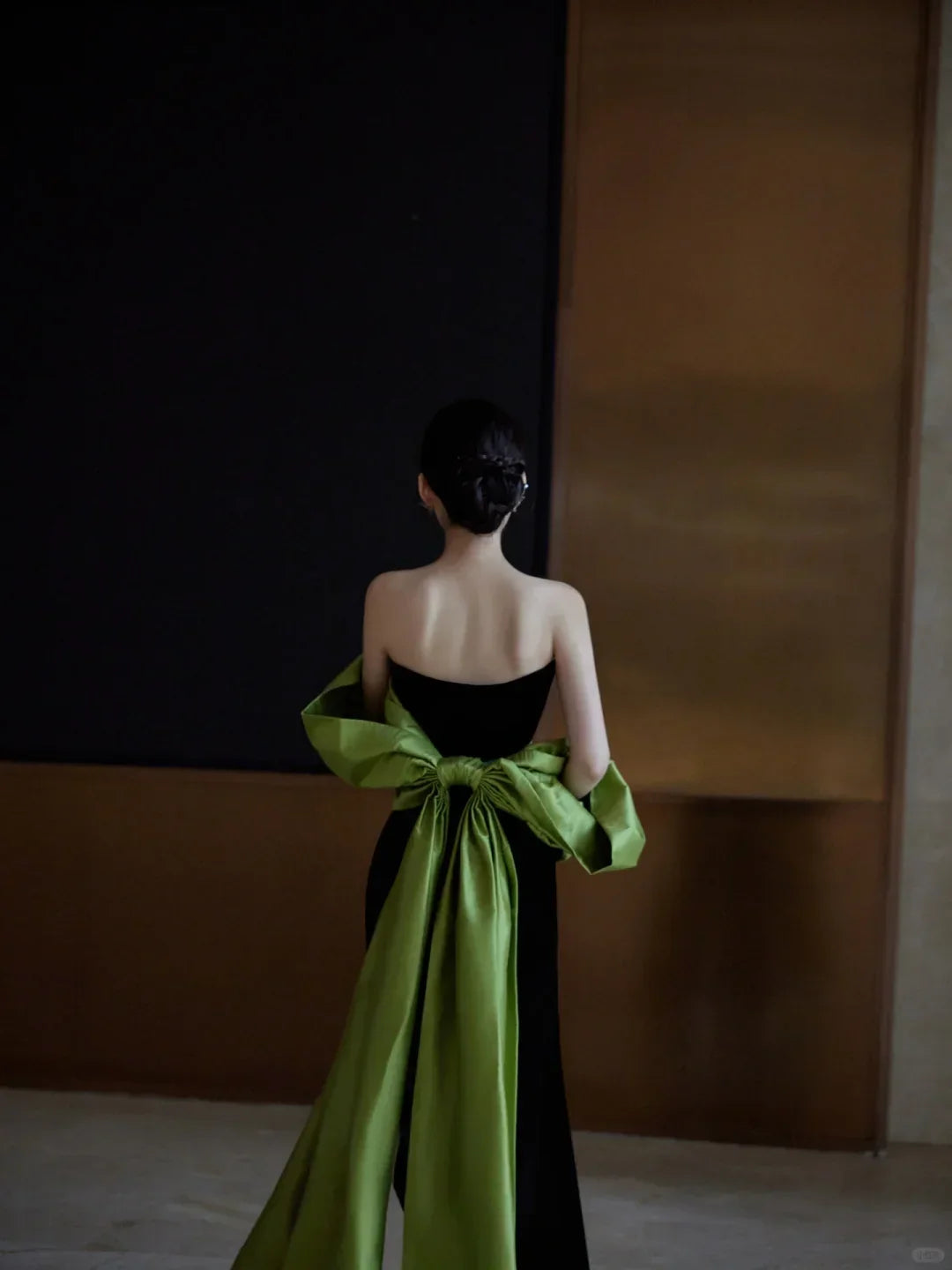 Vestido largo de fiesta negro sin tirantes de satén con lazo Y8594