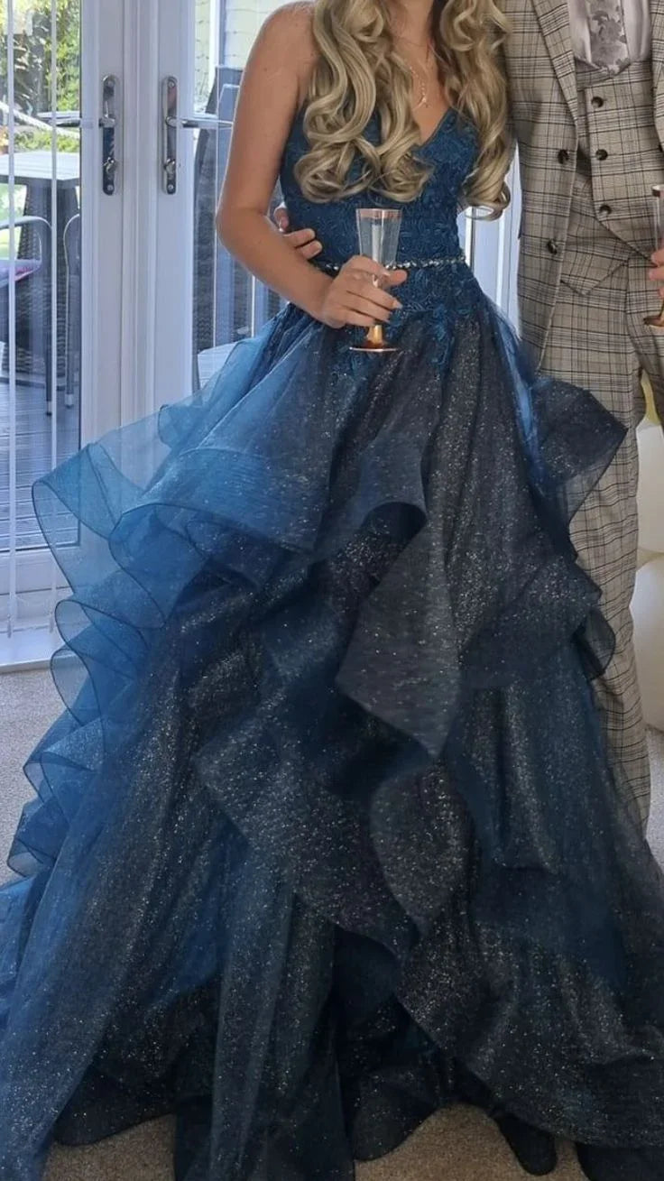 Abito lungo da sera blu lucente con scollo a V, applicazioni in tulle e paillettes, spalline sottili Y8051
