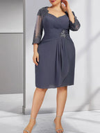 Abito da madre della sposa in chiffon a colonna a ginocchio con applicazioni di perline, pizzo, paillettes e pieghettature