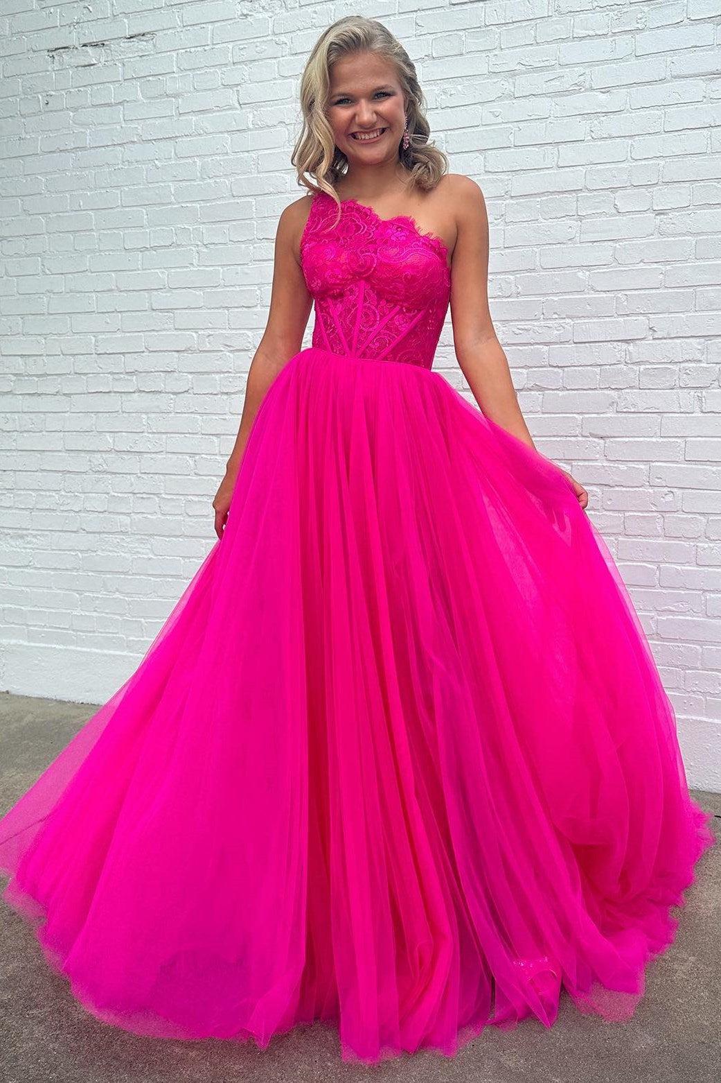 Abito da sera in tulle con pizzo, spalla unica e spacco, linea a trapezio