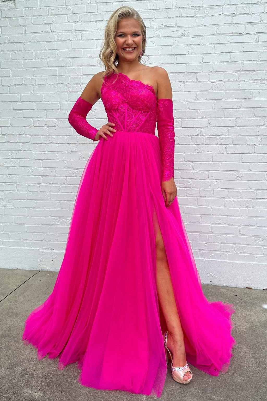 Abito da sera in tulle con pizzo, spalla unica e spacco, linea a trapezio