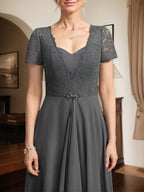 Robe de mère de la mariée en dentelle et mousseline, longueur au sol, taille princesse, décolleté cœur, ornée de perles et de volants en cascade