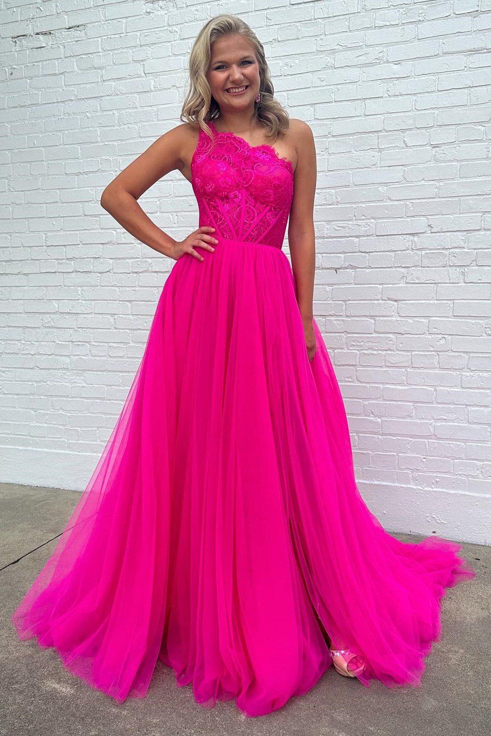 Abito da sera in tulle con pizzo, spalla unica e spacco, linea a trapezio