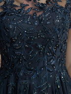 Robe de mère de la mariée en mousseline, longueur au sol, coupe en A, décolleté arrondi, ornée d'appliques et de paillettes