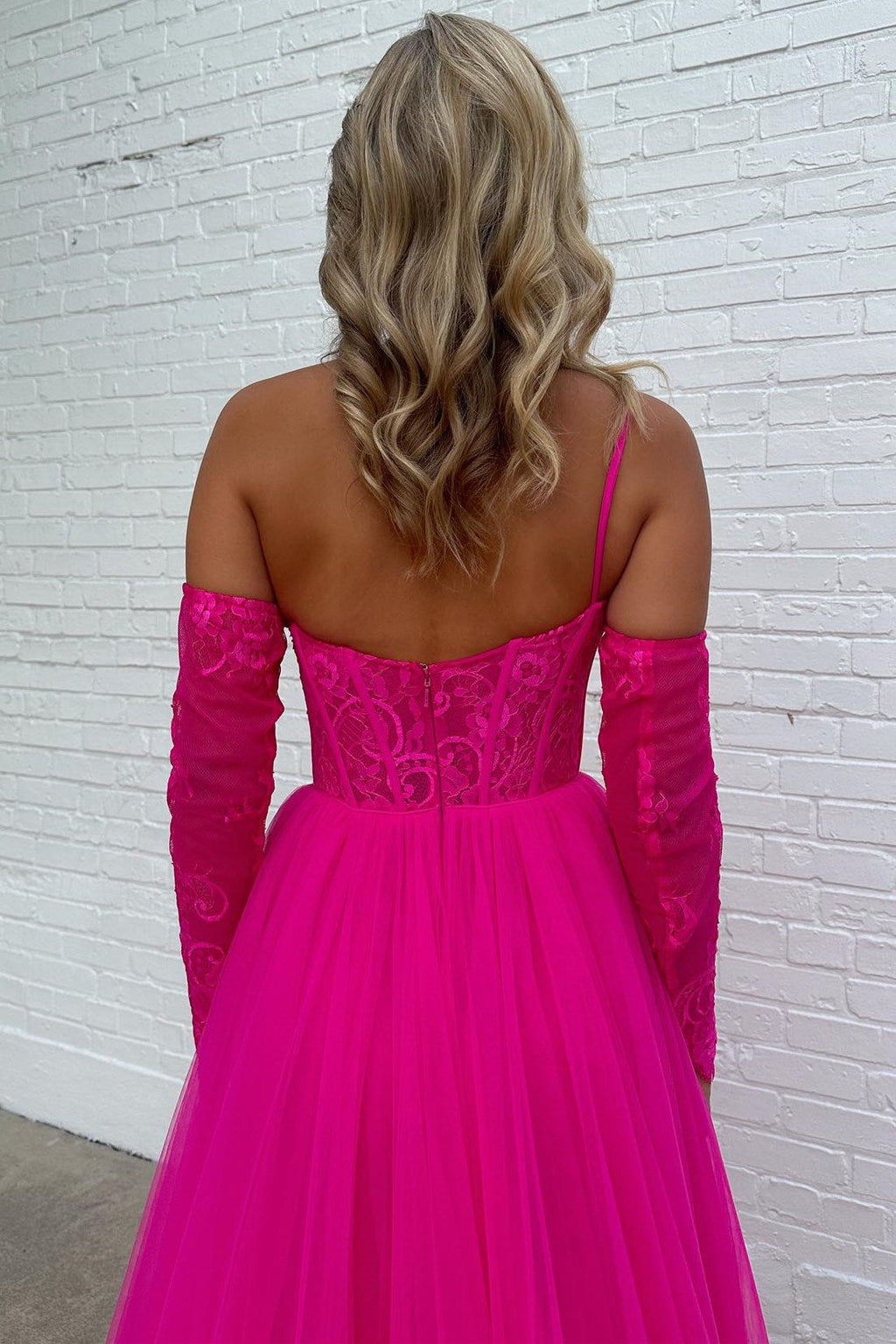 Abito da sera in tulle con pizzo, spalla unica e spacco, linea a trapezio