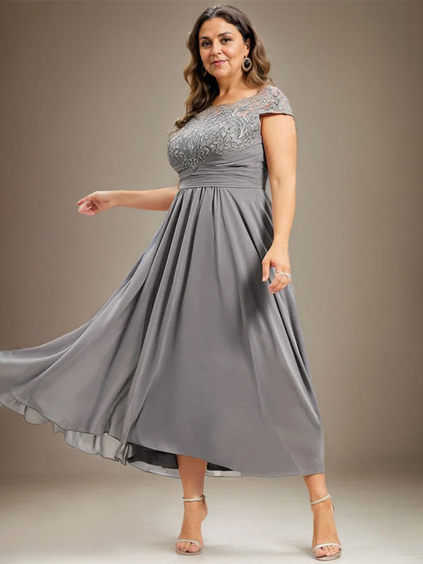 Robe de mère de la mariée en mousseline de soie à dentelle asymétrique illusion en décolleté arrondi et coupe en A avec plis