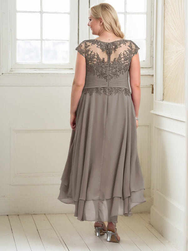 Abito da madre della sposa in chiffon e pizzo con scollo a barca a linea a trapezio, effetto illusione, asimmetrico, con applicazioni e pieghe