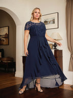 Robe de mère de la mariée en mousseline et dentelle asymétrique illusion à encolure dégagée, coupe en A, avec nœud, volants et paillettes