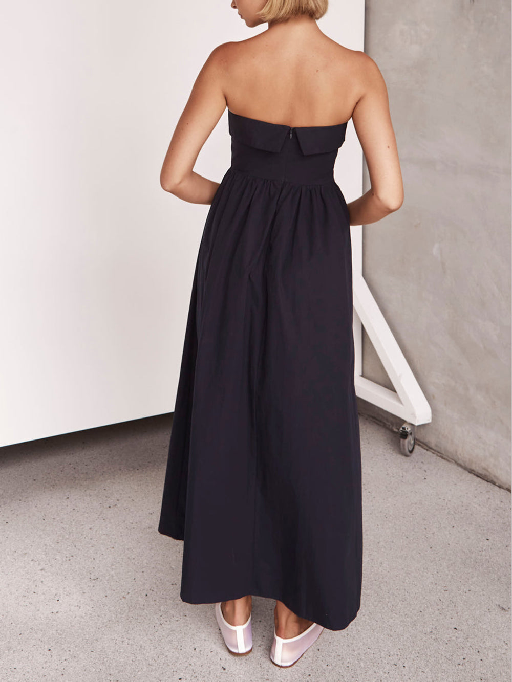 Trägerloses Tulare-Midikleid im Resort-Stil 