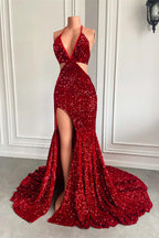 Abito da sera rosso con scollo a V, paillettes, spacco frontale e lunghezza fino a terra, modello sirena con collo allacciato al collo