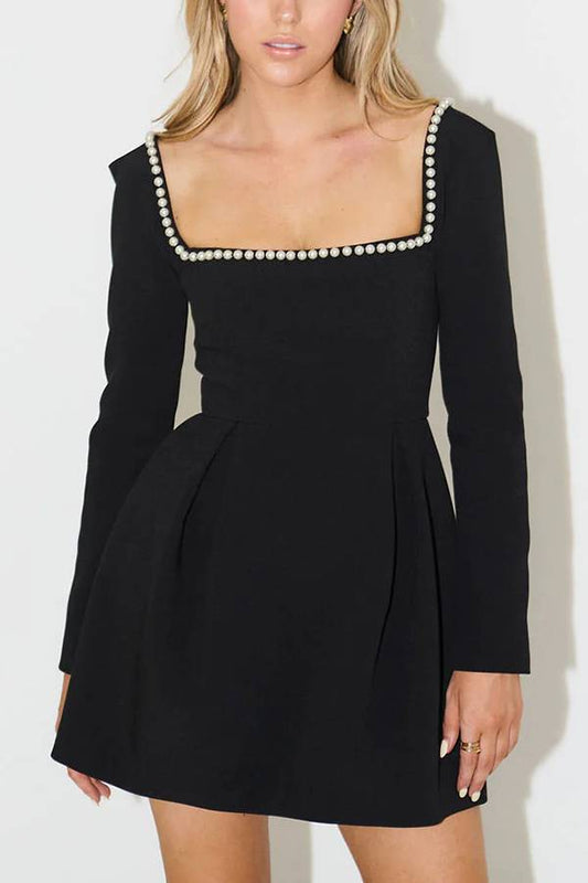 „You'll Remember Me“ – Perlenverziertes, langärmliges Minikleid mit quadratischem Ausschnitt