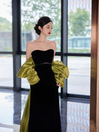 Vestido largo de fiesta negro sin tirantes de satén con lazo Y8594