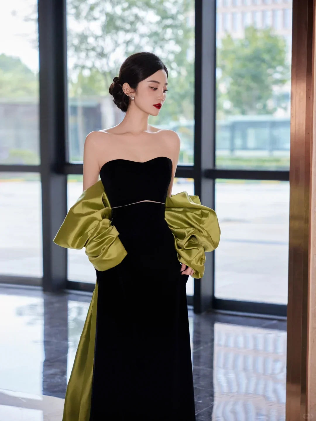 Vestido largo de fiesta negro sin tirantes de satén con lazo Y8594