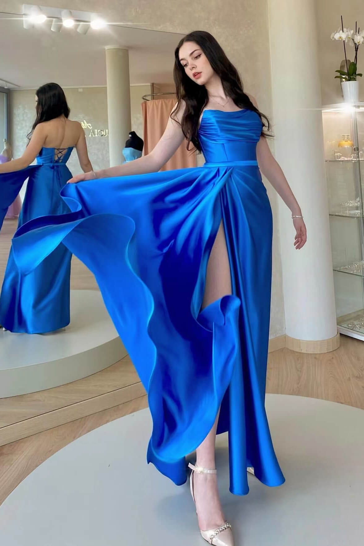 Vestido de Baile Sem Alças, Costas Descobertas, Sem Mangas, com Fenda e Folhos