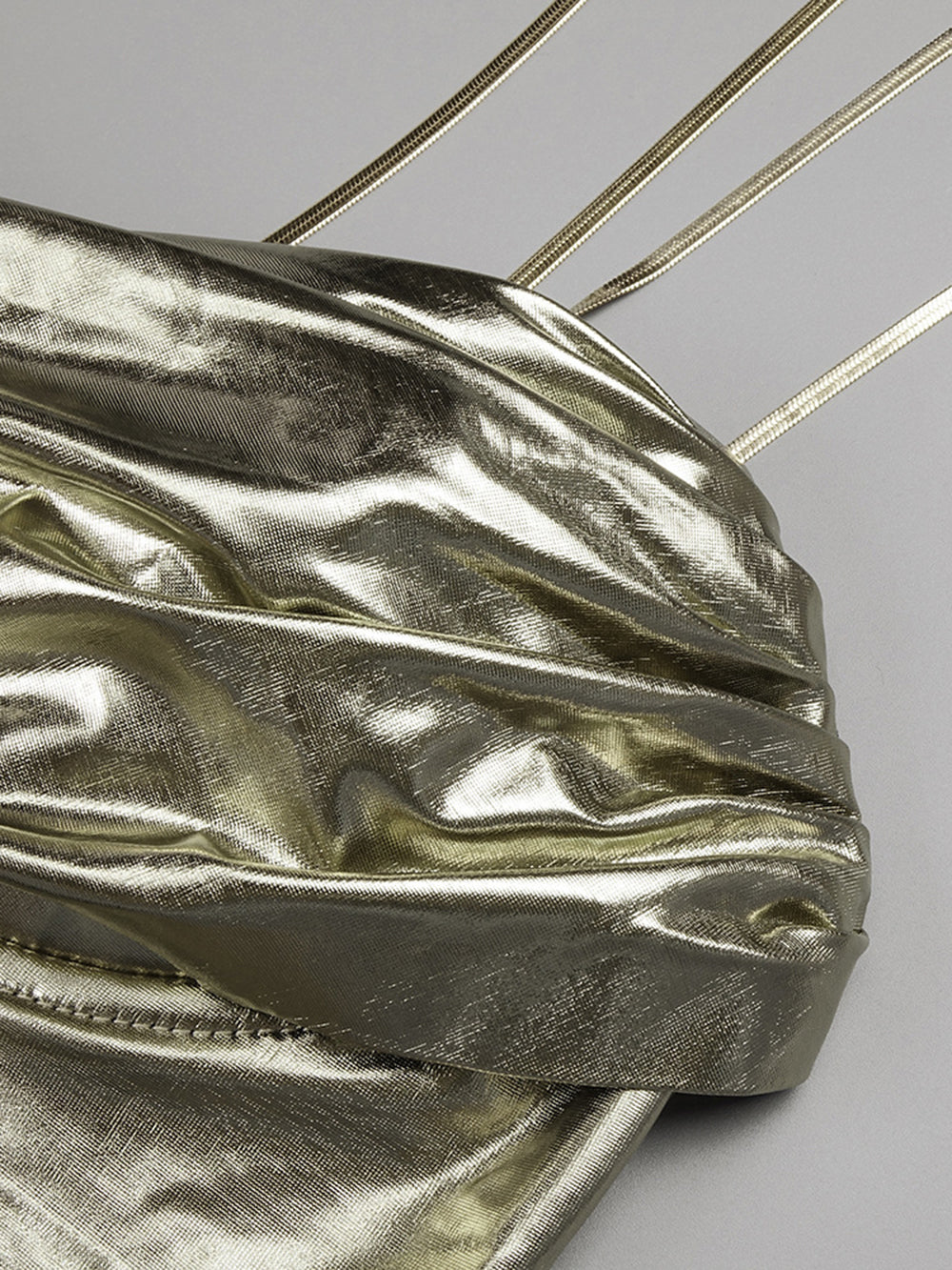 Vestido con tirantes, espalda descubierta y cuello alto 