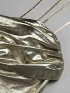 Vestido con tirantes, espalda descubierta y cuello alto 