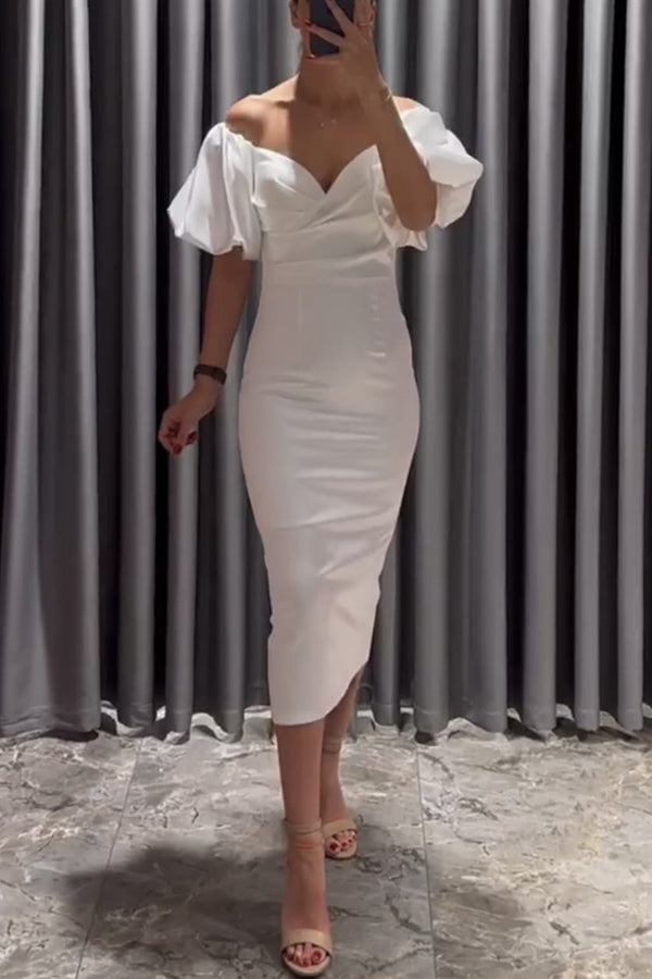 Robe de soirée mi-longue en satin doux à manches bouffantes froncée au buste