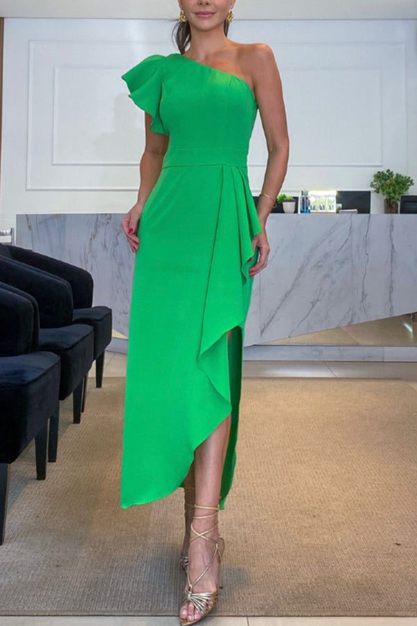 Vestido largo con abertura irregular y mangas con volantes de un solo hombro de Modern Muse 