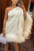 Vestido de Festa Mini com Bainha de Penas e Ombro a Descoberto Vegas Living