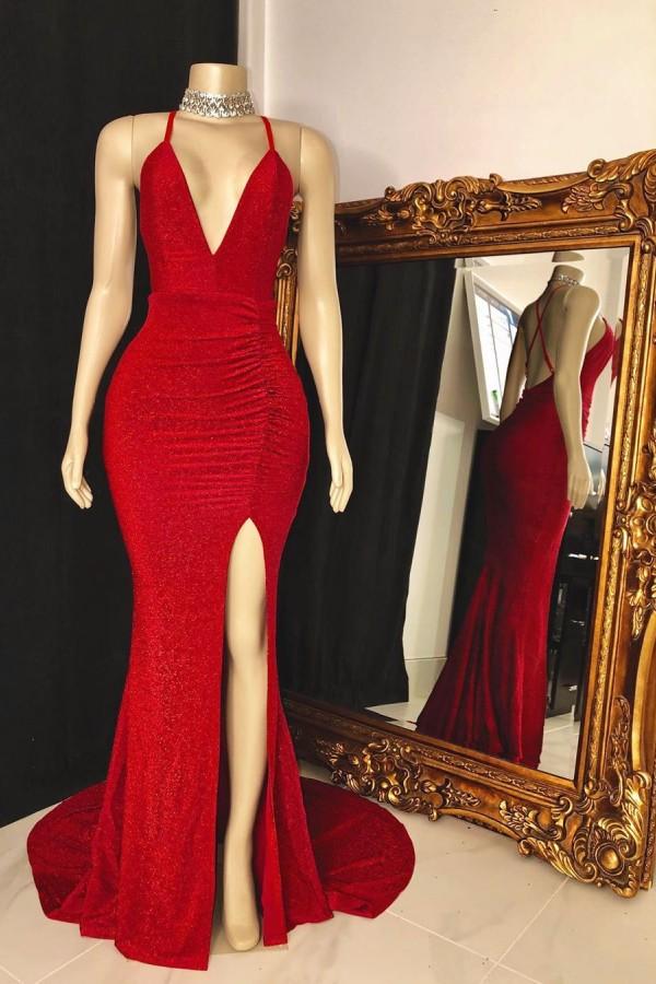 Vestido de cerimónia sem mangas com decote em V e alças ao pescoço, com racha atrevida