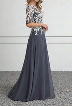 Robe longue en mousseline bleu poussiéreux avec application de dentelle blanche et manches trois-quarts