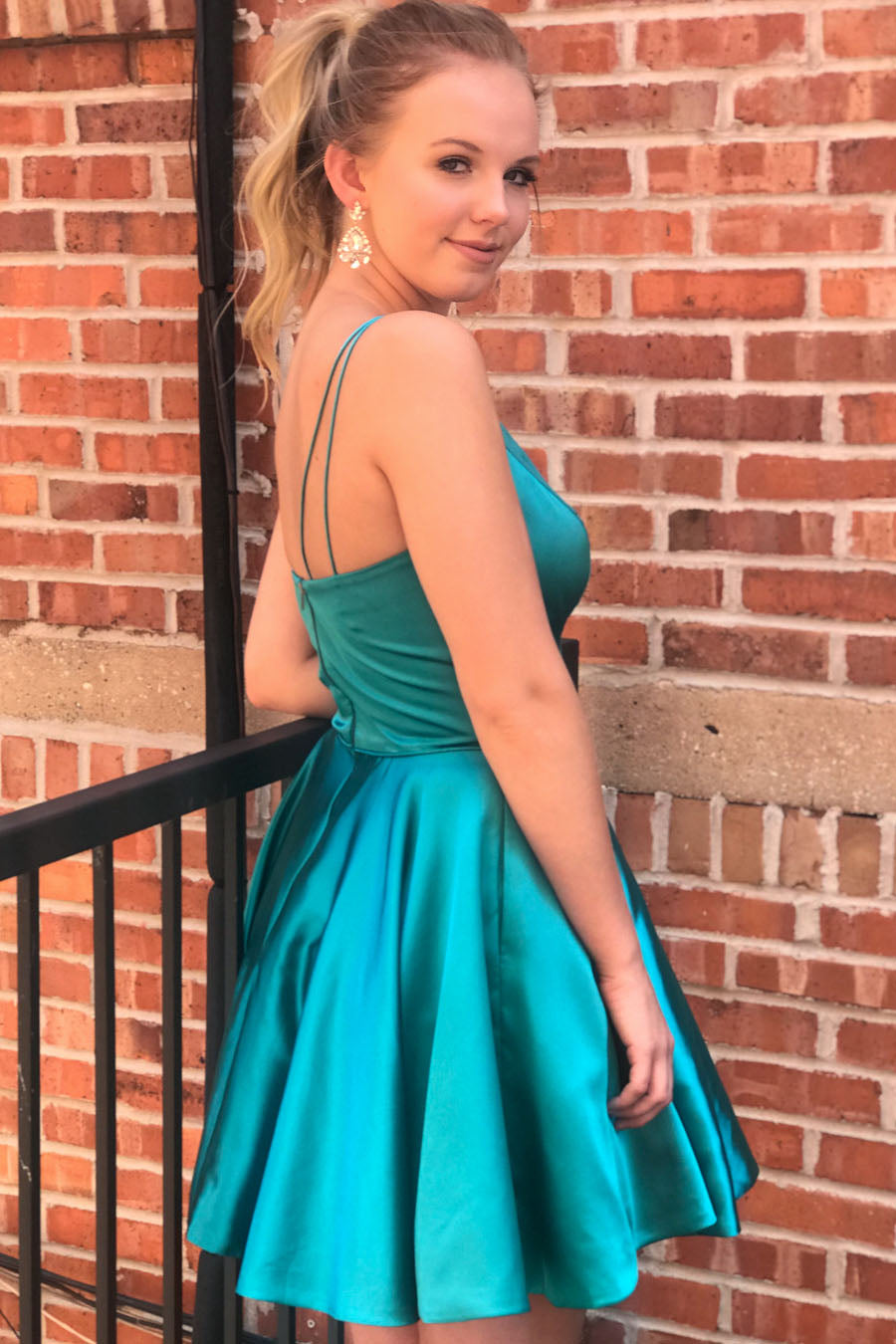 Robe de bal en satin à bretelles spaghetti et coupe trapèze