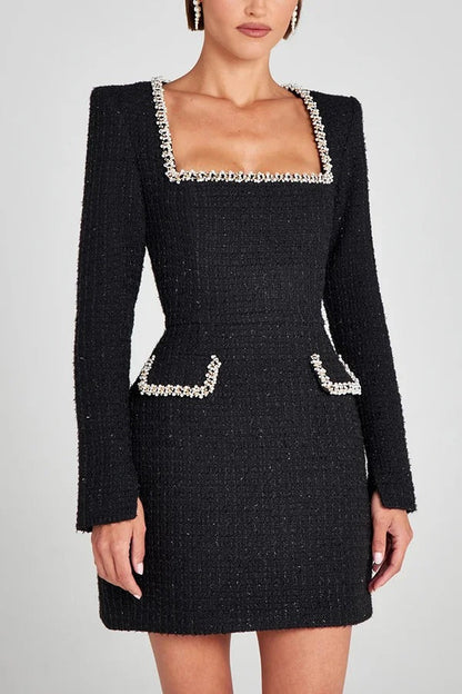 Mädchenhaftes und glamouröses Minikleid aus Tweedstoff mit Perlenbesatz und langen Schlitzärmeln 