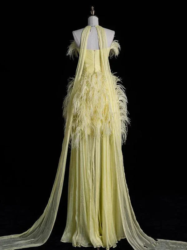 Vestido de noite amarelo formal deslumbrante com penas de tule e sem alças Y8007