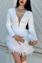 Vestido mini de fiesta asimétrico de manga larga con plumas para hacer tu entrada 