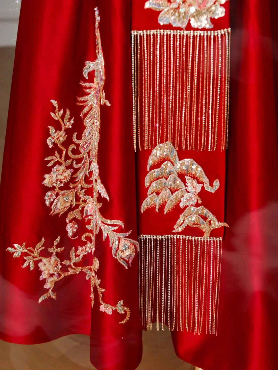 Splendido abito da sera senza spalline in raso rosso con ricamo di paillettes a linea ad A Y8631