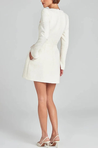 Mädchenhaftes und glamouröses Minikleid aus Tweedstoff mit Perlenbesatz und langen Schlitzärmeln 